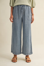 Load image into Gallery viewer, TENCEL CROPPED DENIM PANTS
