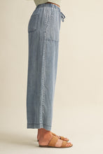 Load image into Gallery viewer, TENCEL CROPPED DENIM PANTS
